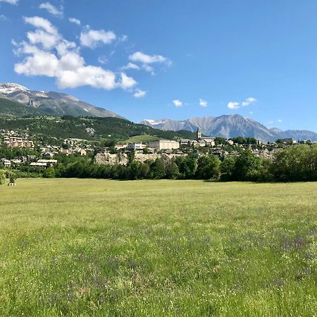 Le Pied De Ville Pouzenc Embrun Esterno foto