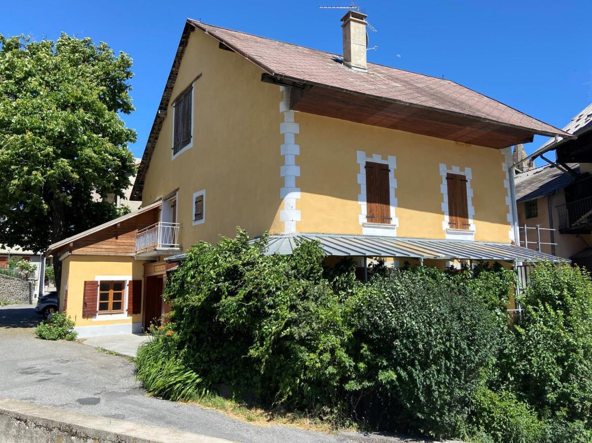Le Pied De Ville Pouzenc Embrun Esterno foto