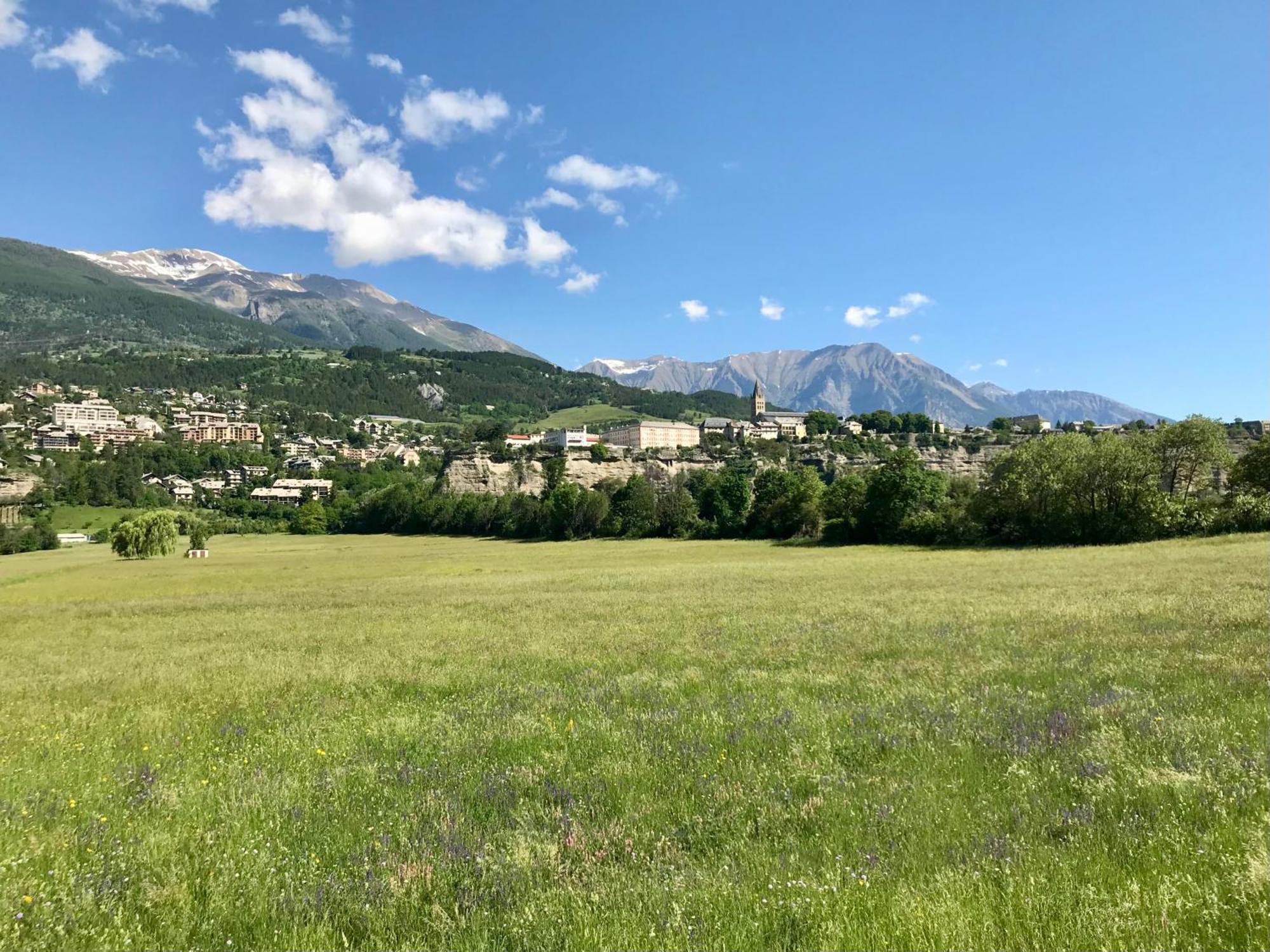 Le Pied De Ville Pouzenc Embrun Esterno foto